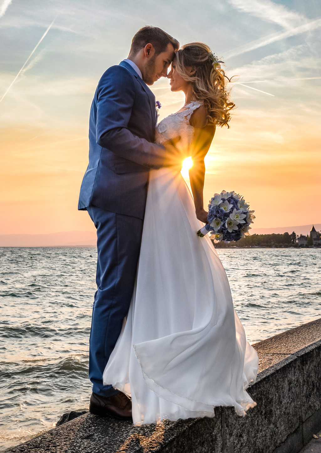 Portrait de jeune marié au coucher de soleil lors de leur reportage du mariage civil