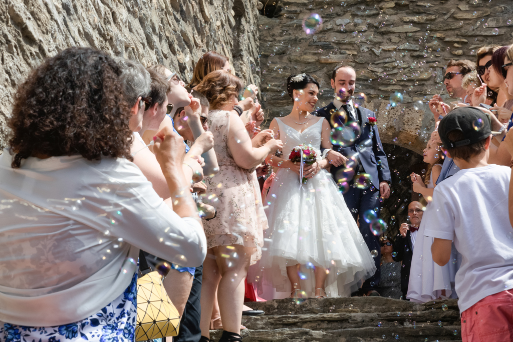 Sortie des jeunes mariés après leur cérémonie civile à Martigny en Valais.